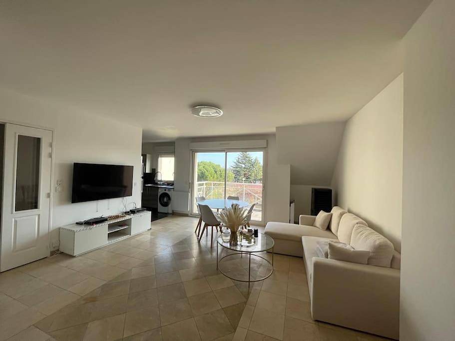 Appartement entier, One-Bedroom Apartment in Chilly-Mazarin, Essonne