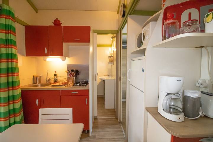 Mobile Home 'Chalet Confort Proche De La Mer' with Shared Pool, Private Terrace and Air Conditioning in Pianottoli-Caldarello, Arrondissement de Sartène