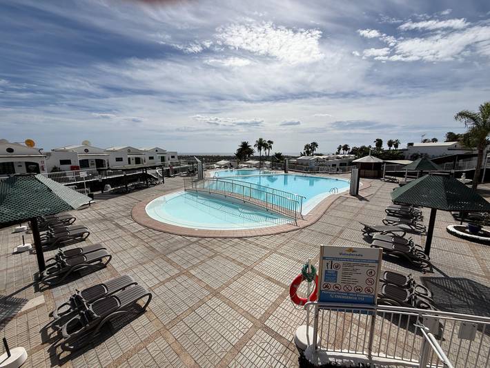 Bungalow para 4 personas, con piscina además de terraza y jardín en Sonnenland
