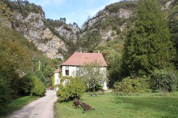 Location de vacances pour 10 personnes, avec Balcon ainsi que Jacuzzi et Jardin à Salins-les-Bains