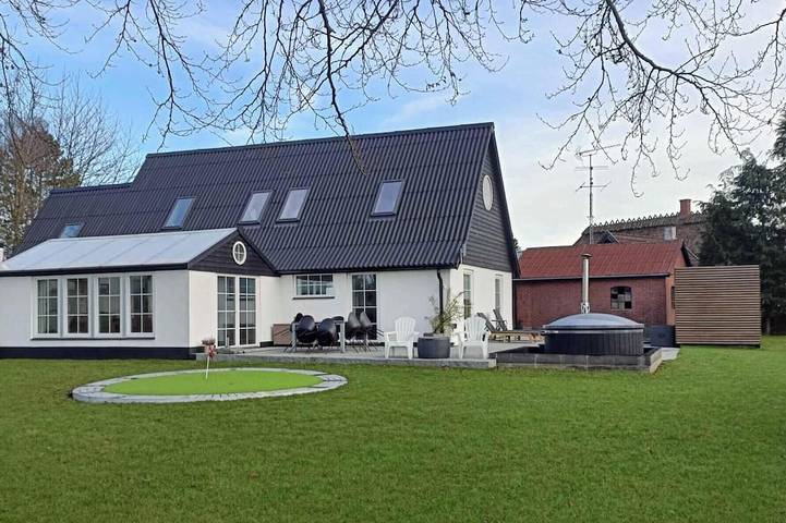 Villa für 8 Personen, mit Garten und Sauna sowie Whirlpool und Terrasse, mit Haustier