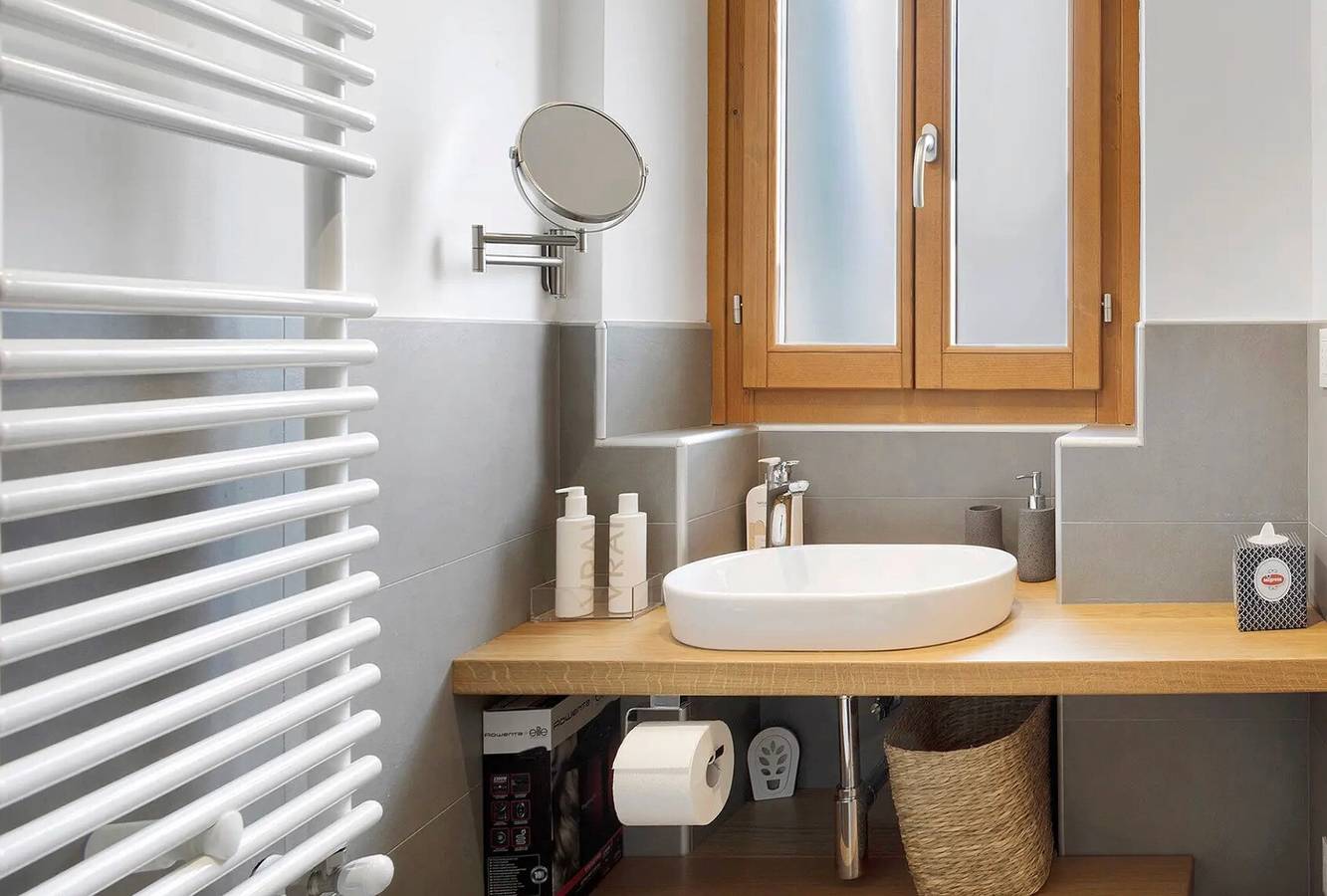 Double and Twin Room 2 with Lake View, Wi-Fi, and Air Conditioning in Tarzo, Carnic Prealps