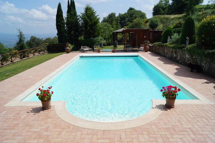 Appartamento per 3 persone, con giardino e piscina nonché panorama e vista lago in Provincia di Arezzo