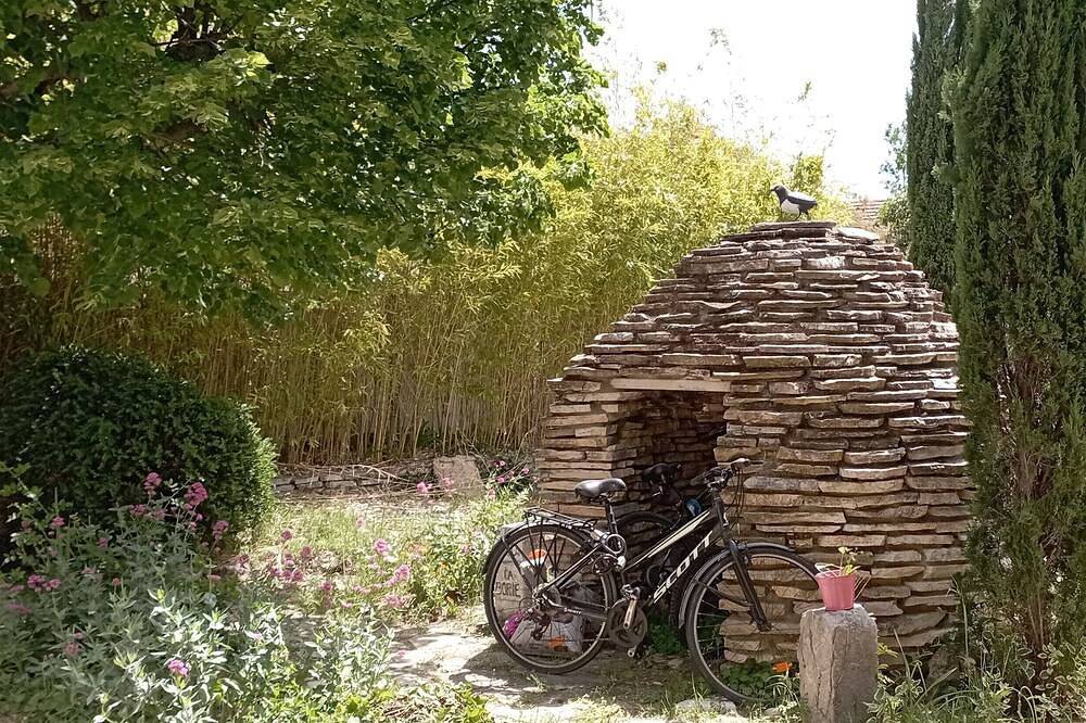 Maison de famille dans un écrin de verdure, entre Aix en Provence et Luberon in Pertuis, Parc naturel régional du Luberon