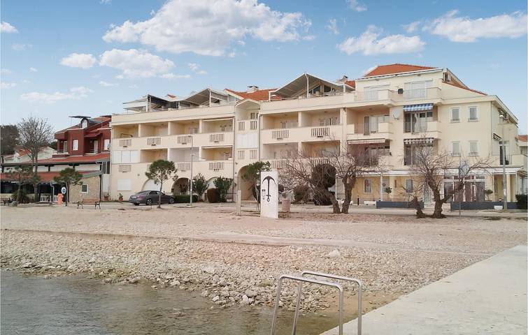 Ganze Ferienwohnung, Gemütliche Ferienwohnung mit Meerblick, Terrasse und Parkplatz, 800 m vom Strand entfernt in Općina Sveti Filip i Jakov, Zadar