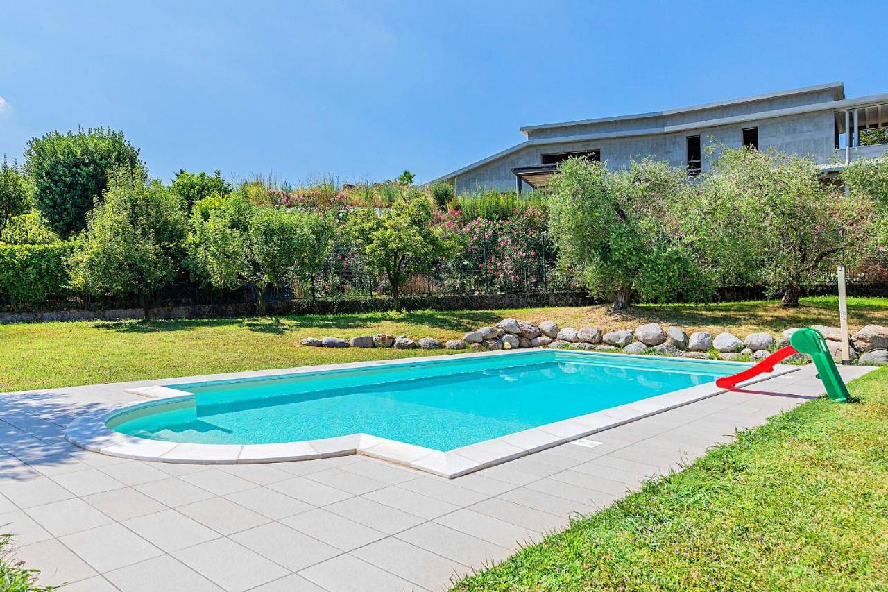 Villa Elisa by Whale Homes in Padenghe sul Garda, Prealpi Gardesane