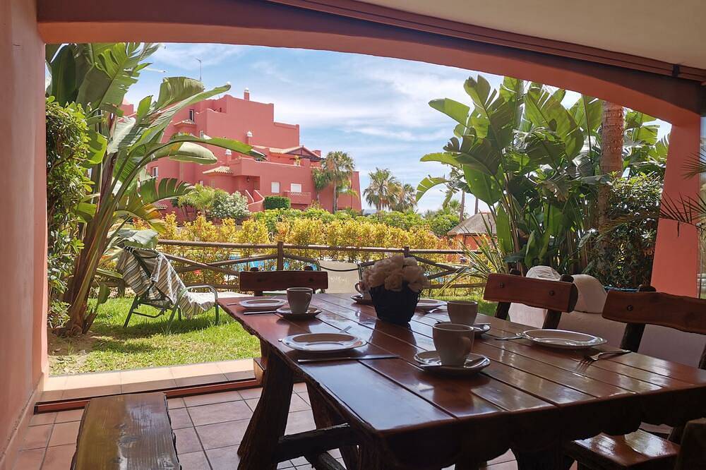 Entire apartment, Luxury Apartment Directly On The Sea With Terrace And Pool in Torrox Costa, Torrox