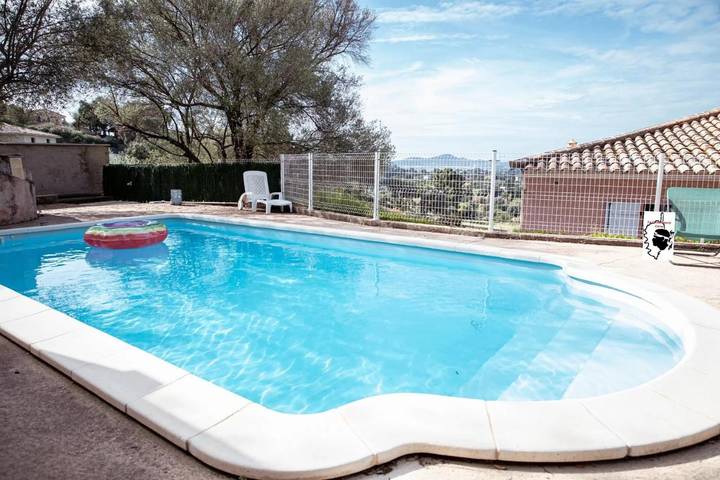 Villa pour 8 personnes, avec vue et piscine ainsi que jardin et balcon