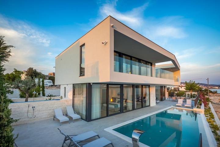 Villa für 10 Personen, mit Pool und Sauna sowie Garten und Meerblick in Rogoznica