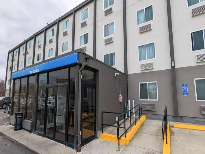 Entire apartment, Ms 6-Framingham |1 Queen Bed | Ada in Framingham, Massachusetts