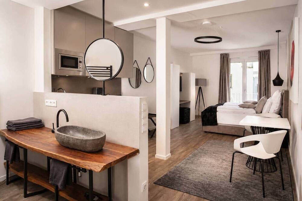 Ganze Wohnung, The Faces | Premium Studio | Balkon | 202 in Berlin Schmargendorf, Berlin