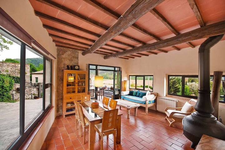 Agriturismo per 5 persone, con idromassaggio e giardino nonché terrazza, con animali domestici in Sovicille