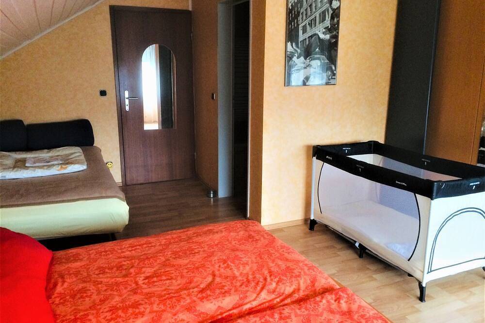Entire apartment, Xxl vacation apartment to Nuremberg 10 Km and 5 Km to Playmobilpark Zirndorf,, in Cadolzburg, Franconia