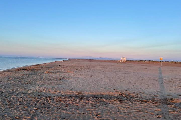 Appartement entier, A terrace right on the ocean, a cozy apartment—you can't get any closer to the beach than this in Gruissan (Ville), Gruissan