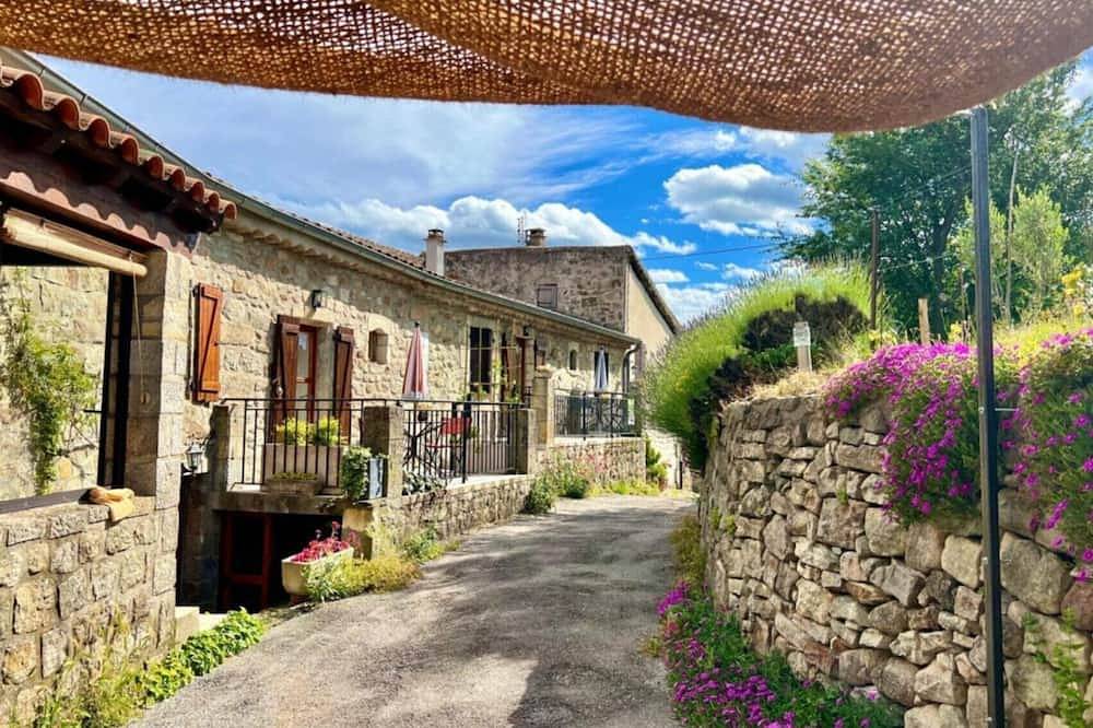 Gîte « La Cabane » avec jardin partagé et Wi-Fi in Chazeaux, Parc naturel régional des Monts d'Ardèche