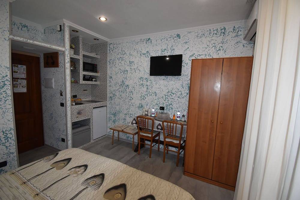 Room Nichy in Casal Morena, Rome