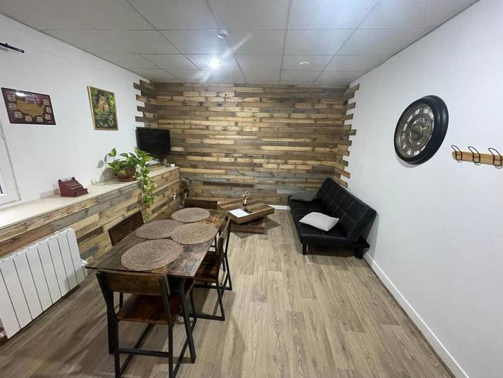 Gîte pour 4 personnes, avec jardin et jacuzzi à Cernon