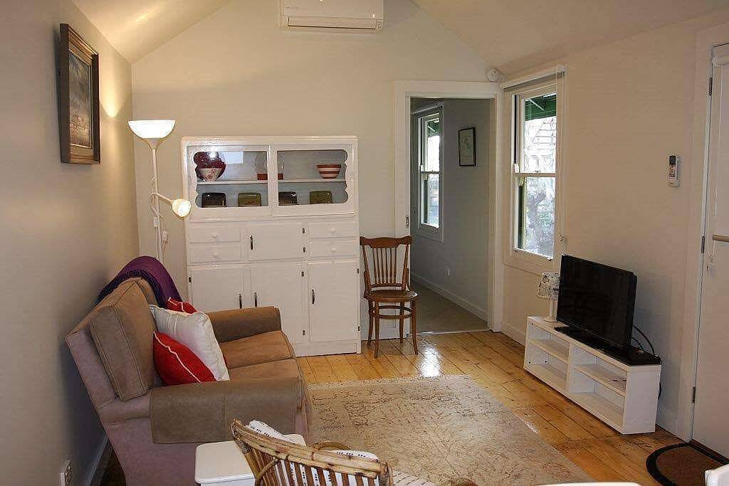 Ganze Wohnung, Doongarra - so leise, dass Sie nie wissen würden, dass es direkt hinter den Läden liegt. in Queenscliff, Bellarine