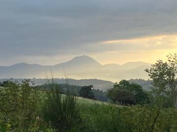 Location de vacances pour 3 personnes, avec jardin, animaux acceptés à Rochefort-Montagne