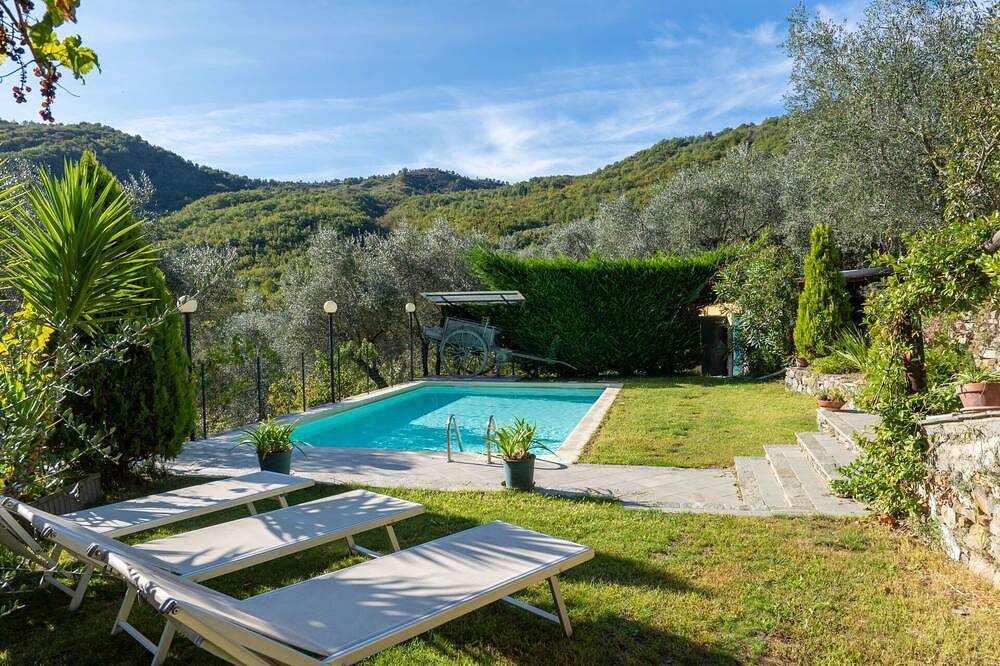 Alleinstehendes Ferienhaus mit  W-Lan, Klimaanlage, privatem Pool, Tv, Innenhof, Panoramablick in Ville San Sebastiano, Borgomaro