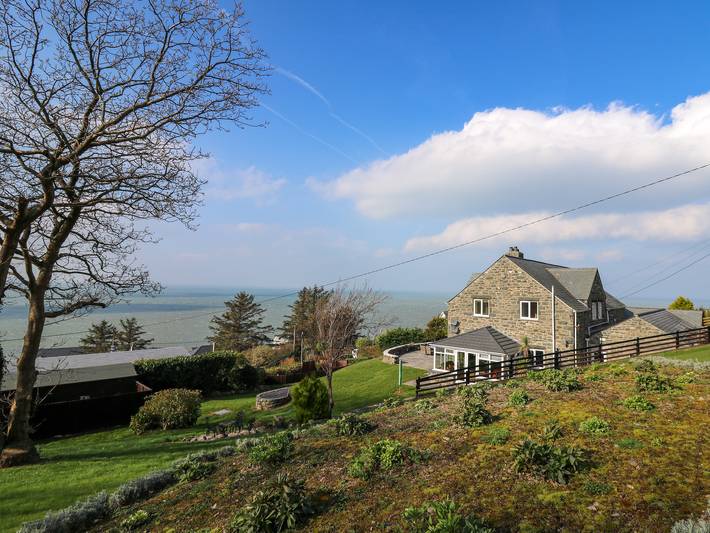 Chalet for 14 people, with Garden and View in North-Wales