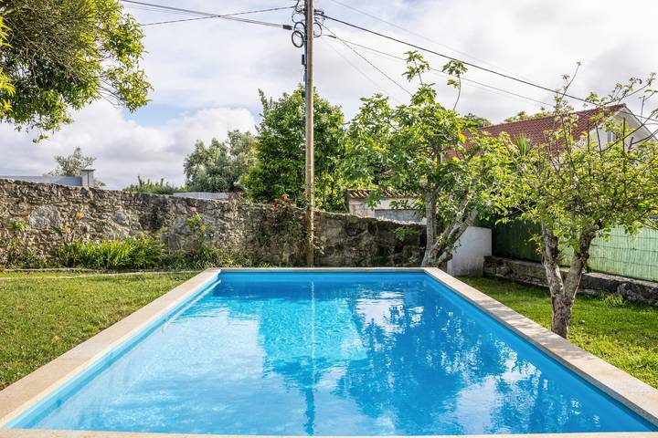Entire studio, Casa do Mestre: Studio with Detached Suite, Mountain View, Garden & Wi-Fi in Vila de Punhe, Viana do Castelo District