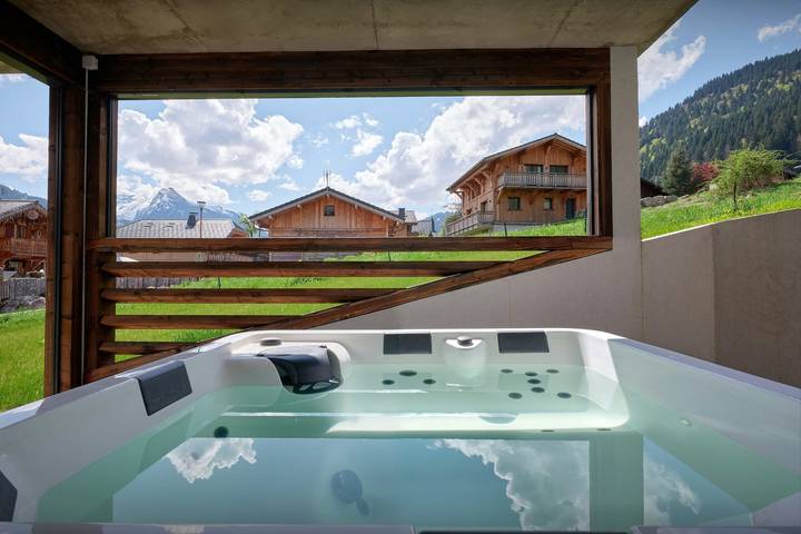 Bright, modern chalet for 8 with terraces and hot tub - Ovo Network in Essert-Romand, Les Portes du Soleil