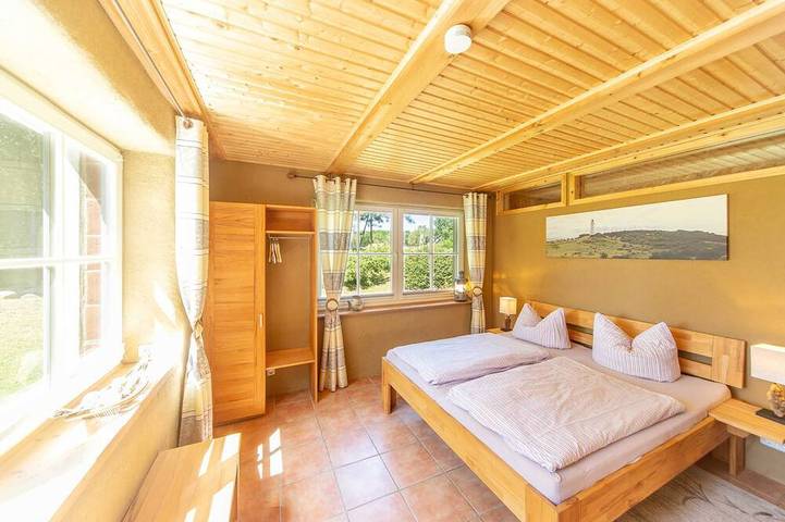 Ferienwohnung Eg - Ferienwohnungen im Reetdachhaus in Suhrendorf, Ummanz