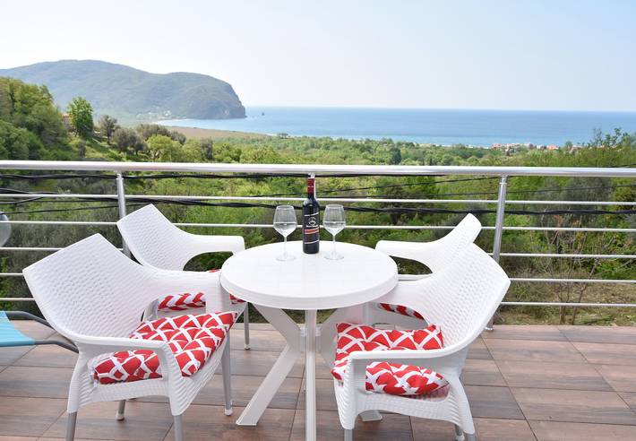 Gîte pour 6 personnes, avec piscine et terrasse au Monténégro