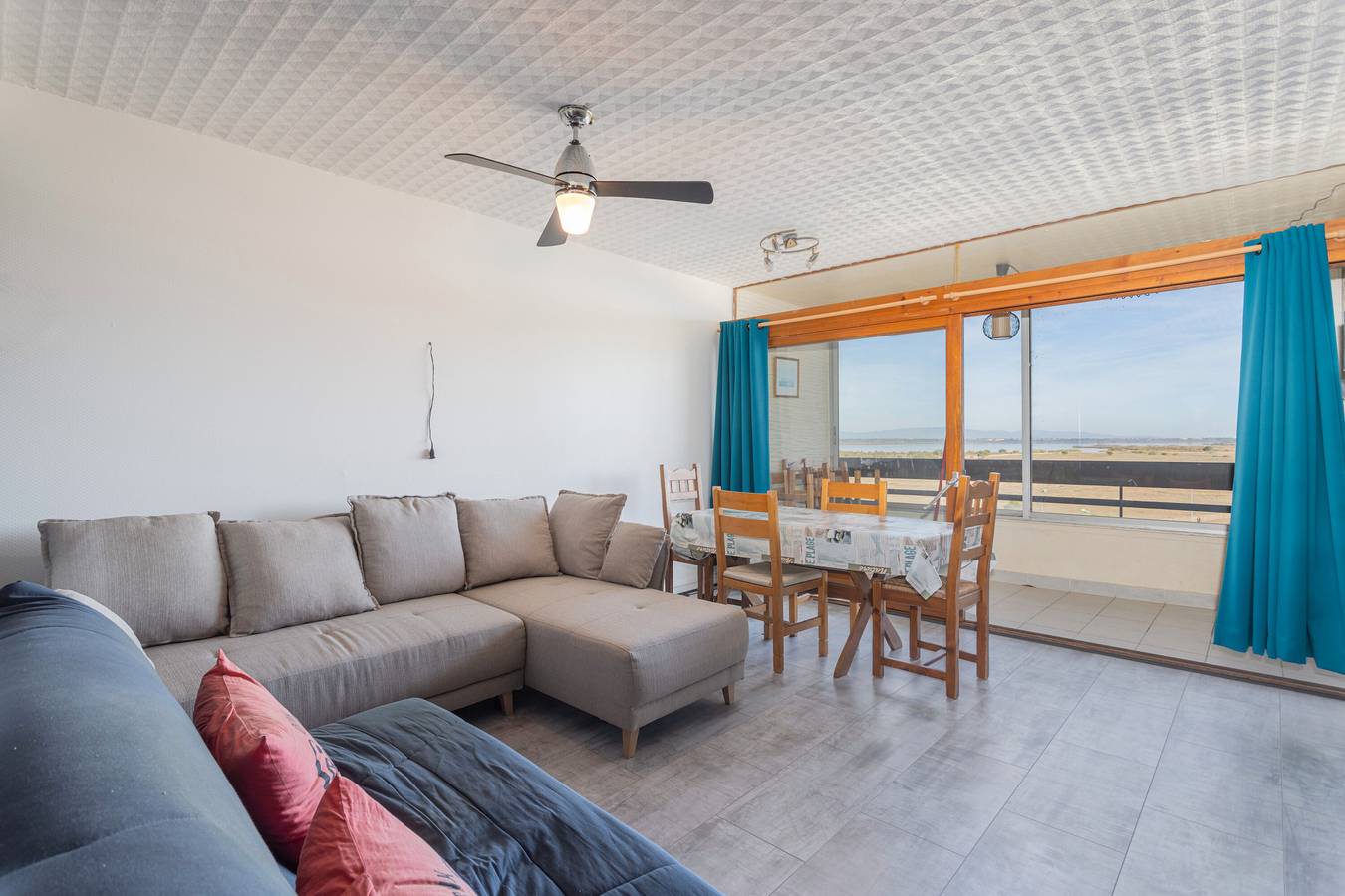 Appartement entier, Appartement 'Vue Sur Mer' avec vue sur la mer, balcon et Wi-Fi in Saint-Cyprien-Plage, Saint-Cyprien