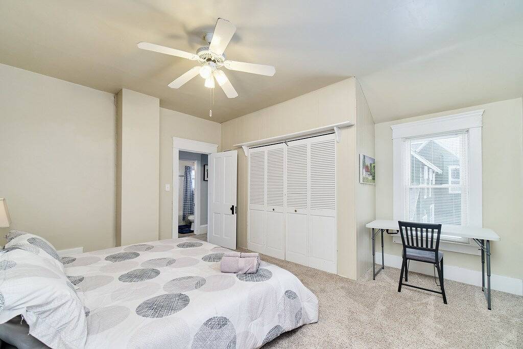 Central & Peaceful 3-bed home with a fireplace in Manistee, Manistee County