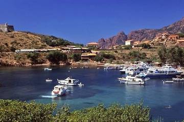 Gîte pour 10 personnes, avec terrasse ainsi que jardin et piscine dans Plage de Girolata