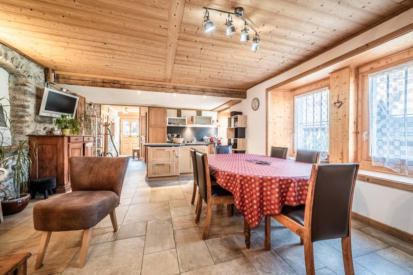 Entire apartment, Apartment 'Bel Appartement - Sixt Fer Cheval' with Private Terrace, Private Garden and Wi-Fi in Sixt-Fer-à-Cheval, Bonneville region