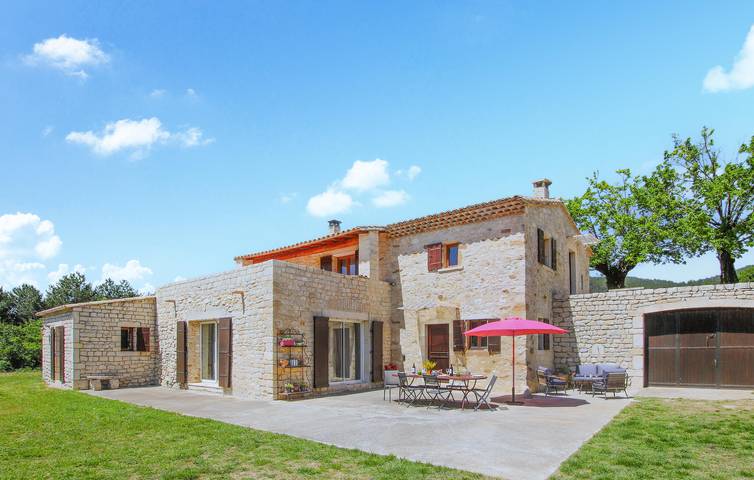 Gîte pour 8 personnes, avec terrasse ainsi que jardin et piscine, animaux acceptés à Étienne Bonnot de Condillac