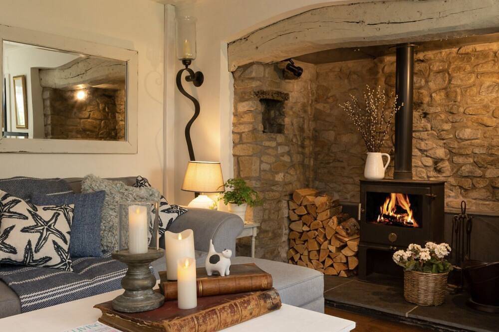 Boutique-style holiday cottage, beautifully decorated with wood burner & hot tub in Llanbedrog, Gwynedd