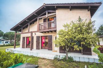 Gîte pour 8 personnes, avec terrasse et jardin à Ychoux
