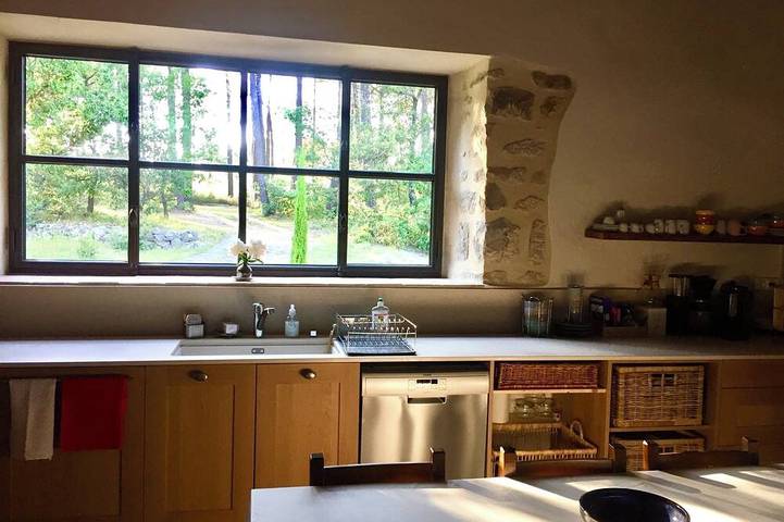 Gîte pour 6 personnes, avec piscine ainsi que terrasse et jardin à Banne - 3