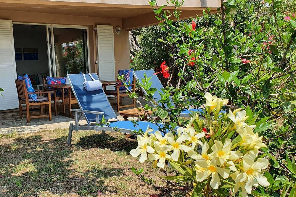 Appartement entier, Rez-de-jardin dans villa face à la mer. in Sagone, Vico