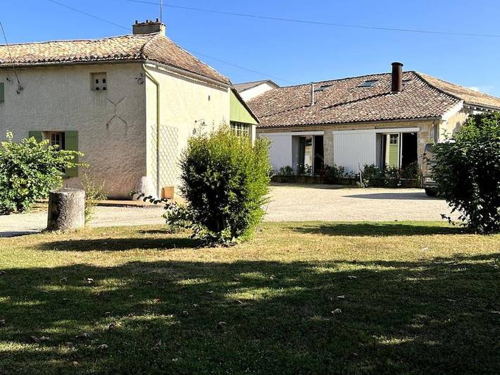 Location de vacances pour 12 personnes, avec Terrasse et Jardin ainsi que Piscine et Vue à Bourgougnague