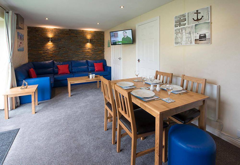 2 Bedroom Bronze Chalet in Berrow (Somerset), Somerset