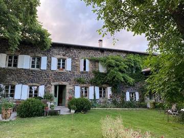 Gîte pour 7 personnes, avec vue ainsi que terrasse et jardin à Arlempdes