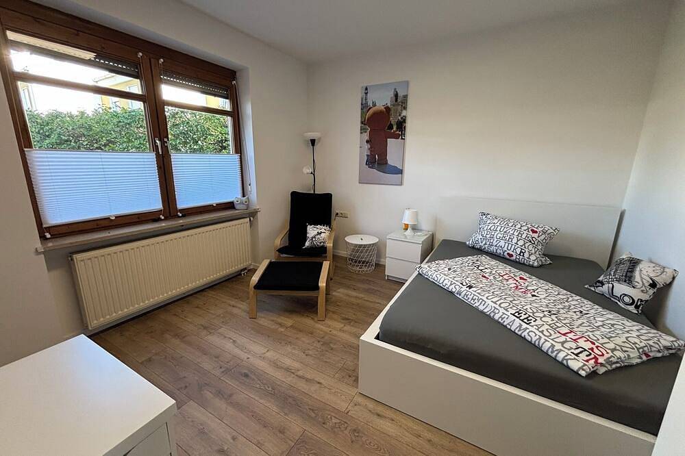 Central quiet location, large guest house for up to 12 people, train station, city center in Friedberg, Souabe (Bavière)
