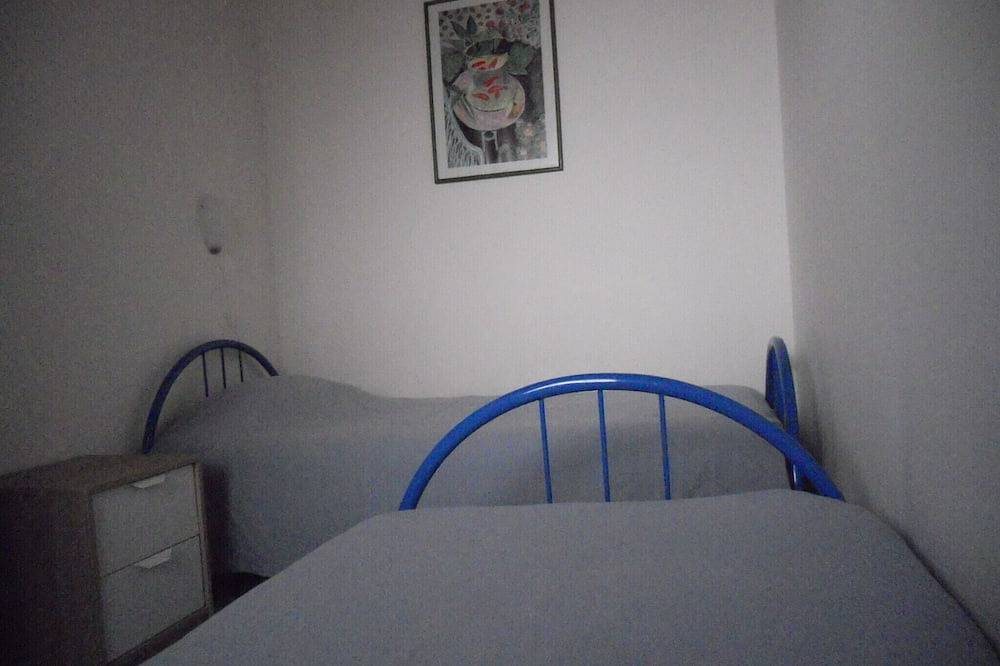 Appartement entier, A 6 km de Cassis, 20 de Marseille rez-de-jardin de villa  : Carnoux. Jolie vue in Carnoux-en-Provence, Côte méditerranéenne (France)