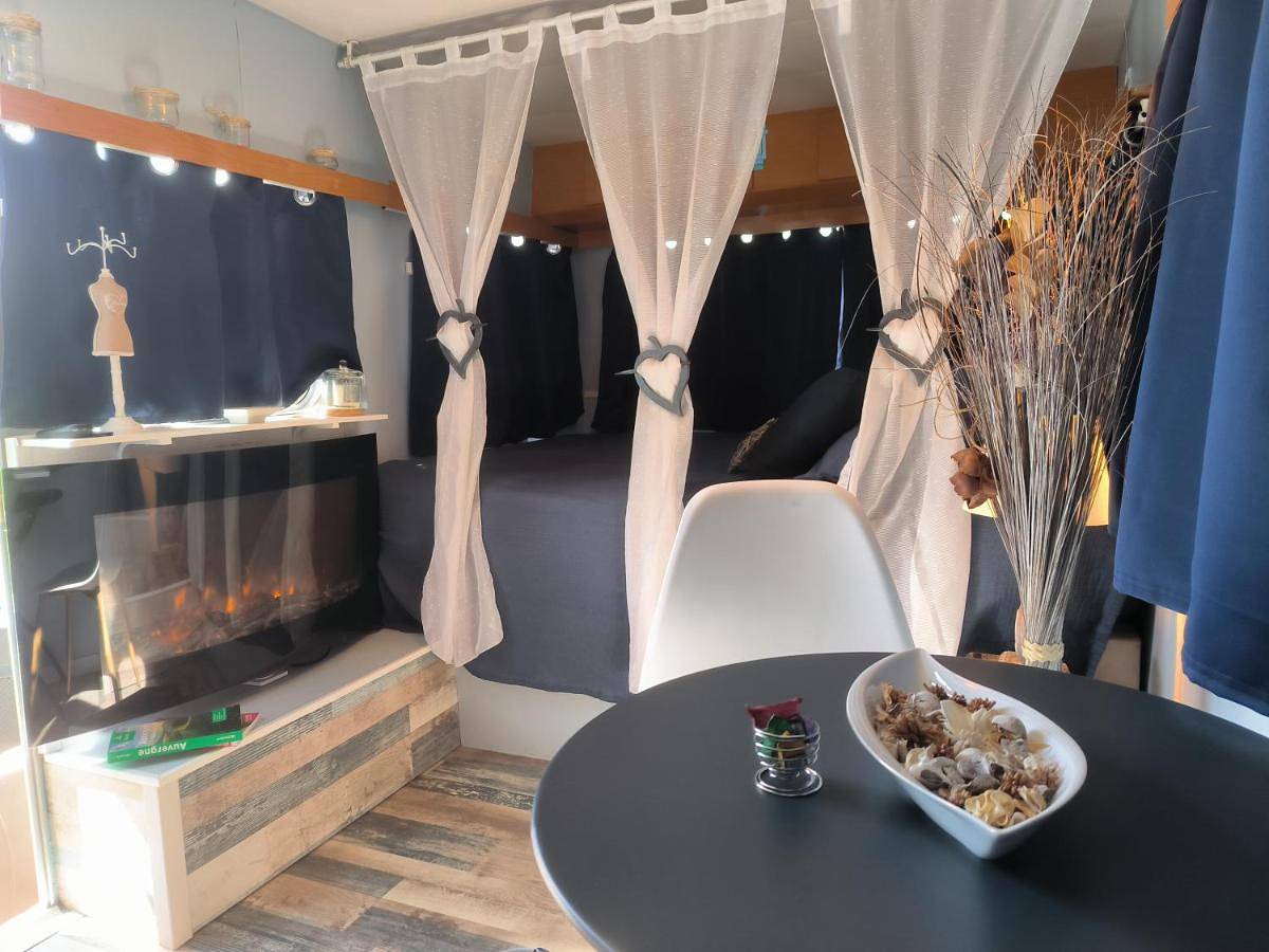 Caravane romantique " La Seventies" avec jacuzzi privatif in Lapalisse, Région de Vichy