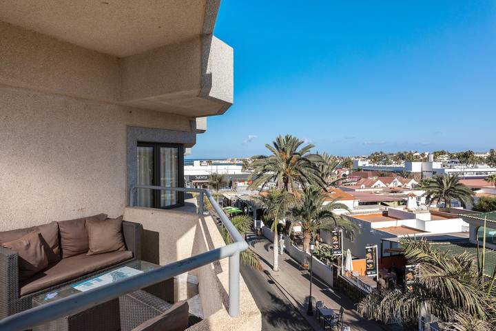 Apartamento entero, Apartamento "Casa Sandra" con balcón, vistas al mar, Wi-Fi y aire acondicionado. in Corralejo, La Oliva