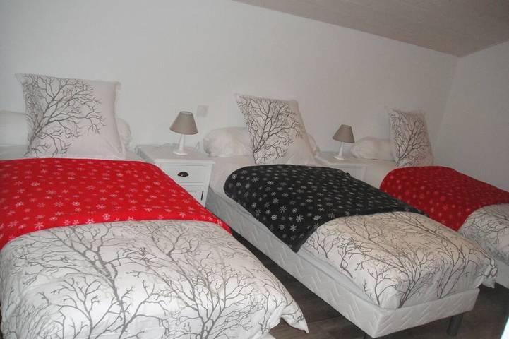 Gîte pour 5 personnes, avec jardin à Saint-Point-Lac - 2