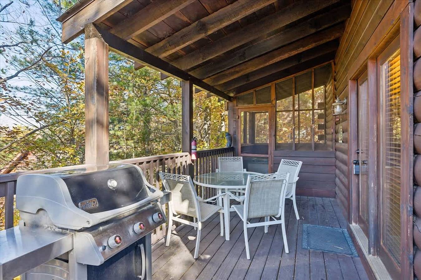 Ganze Wohnung, Firefly Holler Cabin by Beyond Expectations with Hot Tub in Pigeon Forge, Sevier County