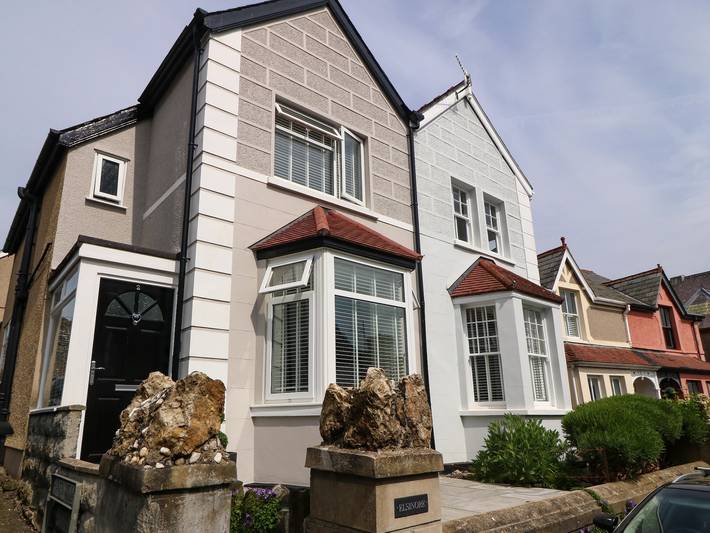 Log cabin for 6 people in Conwy