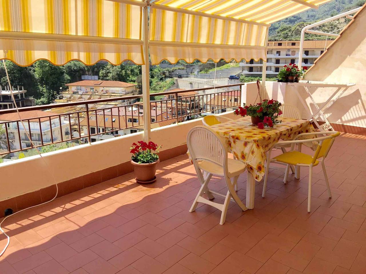Ganze Ferienwohnung, Ferienwohnung mit Klimaanlage und 400 Meter vom Strand entfernt mit Terrasse  in Letojanni, Messina Provinz