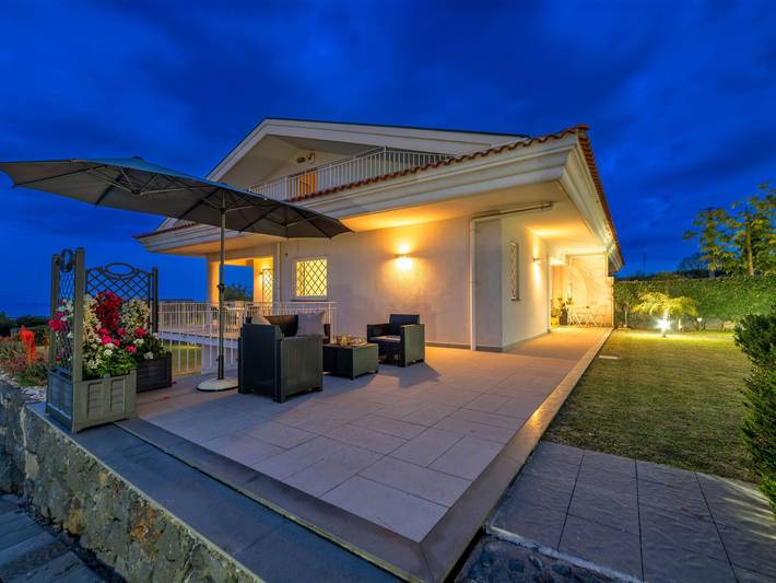 Casa vacanza per 6 persone, con Terrazza e Giardino nonché Piscina a Aci Catena